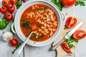 Zagęszczona zupa pomidorowa na wołowinie z makaronem (do kupienia gotowa do spożycia)