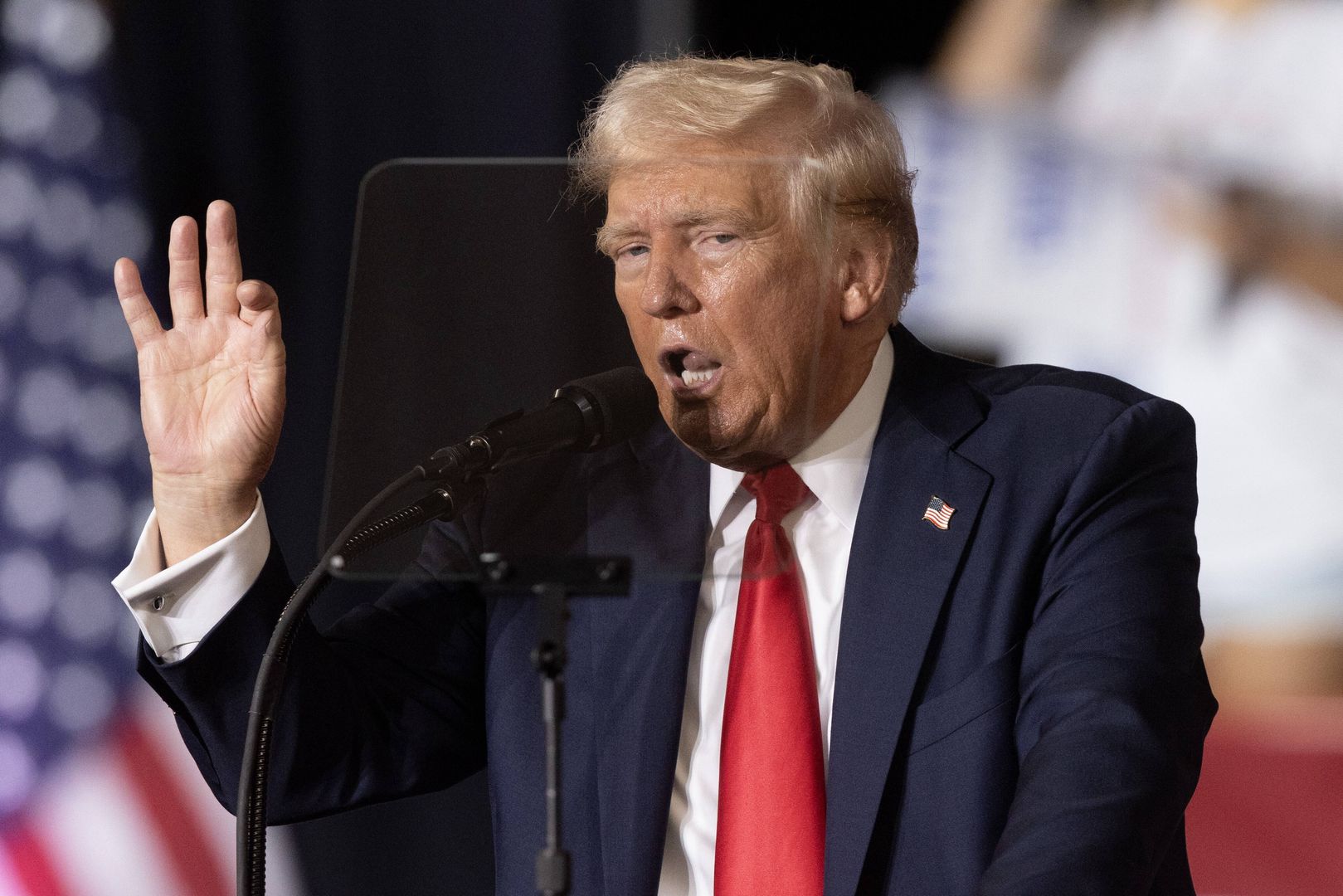Trump rally in Harrisburg, Pennsylvania
epa11514089 Former US President Donald J. Trump holds a rally at New Holland Arena in Harrisburg, Pennsylvania, USA, 31 July 2024. This is the first Trump rally in Pennsylvania since the assassination attempt that resulted in Trump's injury during a rally on 13 July.  EPA/MICHAEL REYNOLDS 
Dostawca: PAP/EPA.
MICHAEL REYNOLDS