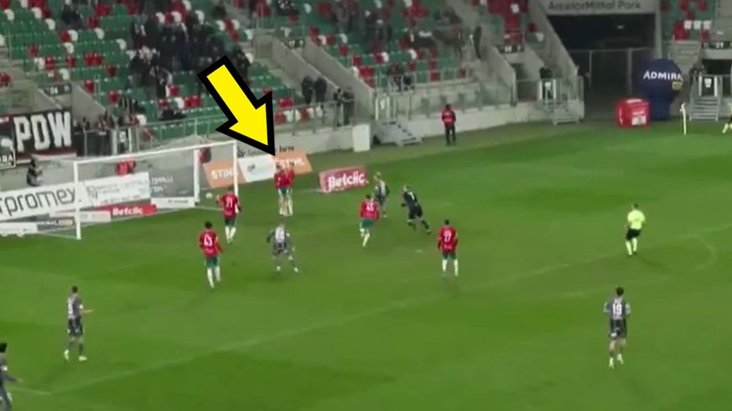 Twitter / TVP Sport / Kuriozalny gol samobójczy Zagłębia Sosnowiec