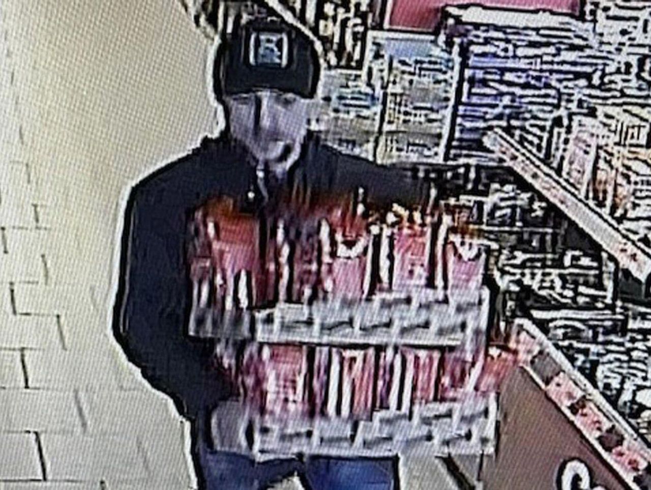 Wziął karton z towarem i wyszedł z nim ze sklepu. Szuka go policja