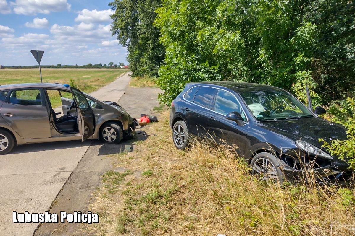 Uciekał kradzionym porsche. Skończył w krzakach po zderzeniu z radiowozem