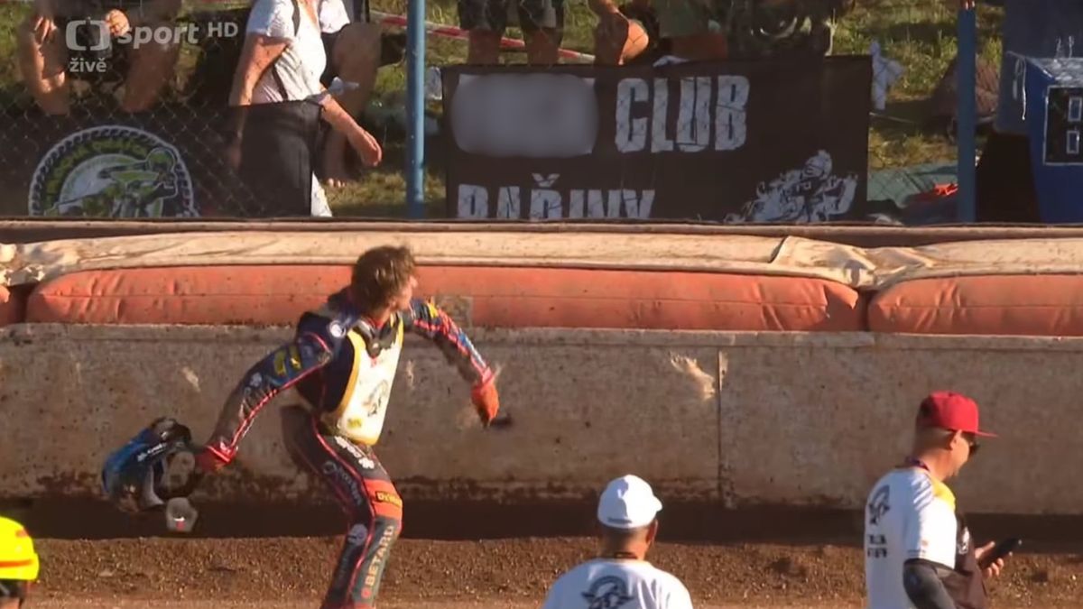 Facebook / sportCT / Na zdjęciu: Moment, w którym Lebiediew wyrzuca kask w trybuny