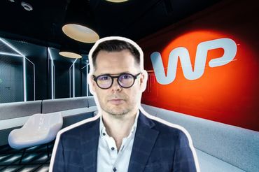 Jacek Świderski na tle biura Wirtualnej Polski, fot. mat. pras.