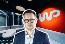 Jacek Świderski na tle biura Wirtualnej Polski, fot. mat. pras.