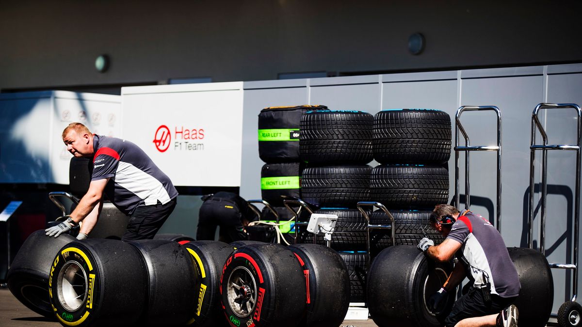 Zdjęcie okładkowe artykułu: Materiały prasowe / Pirelli Medi / Na zdjęciu: przygotowywanie opon do weekendu Grand Prix