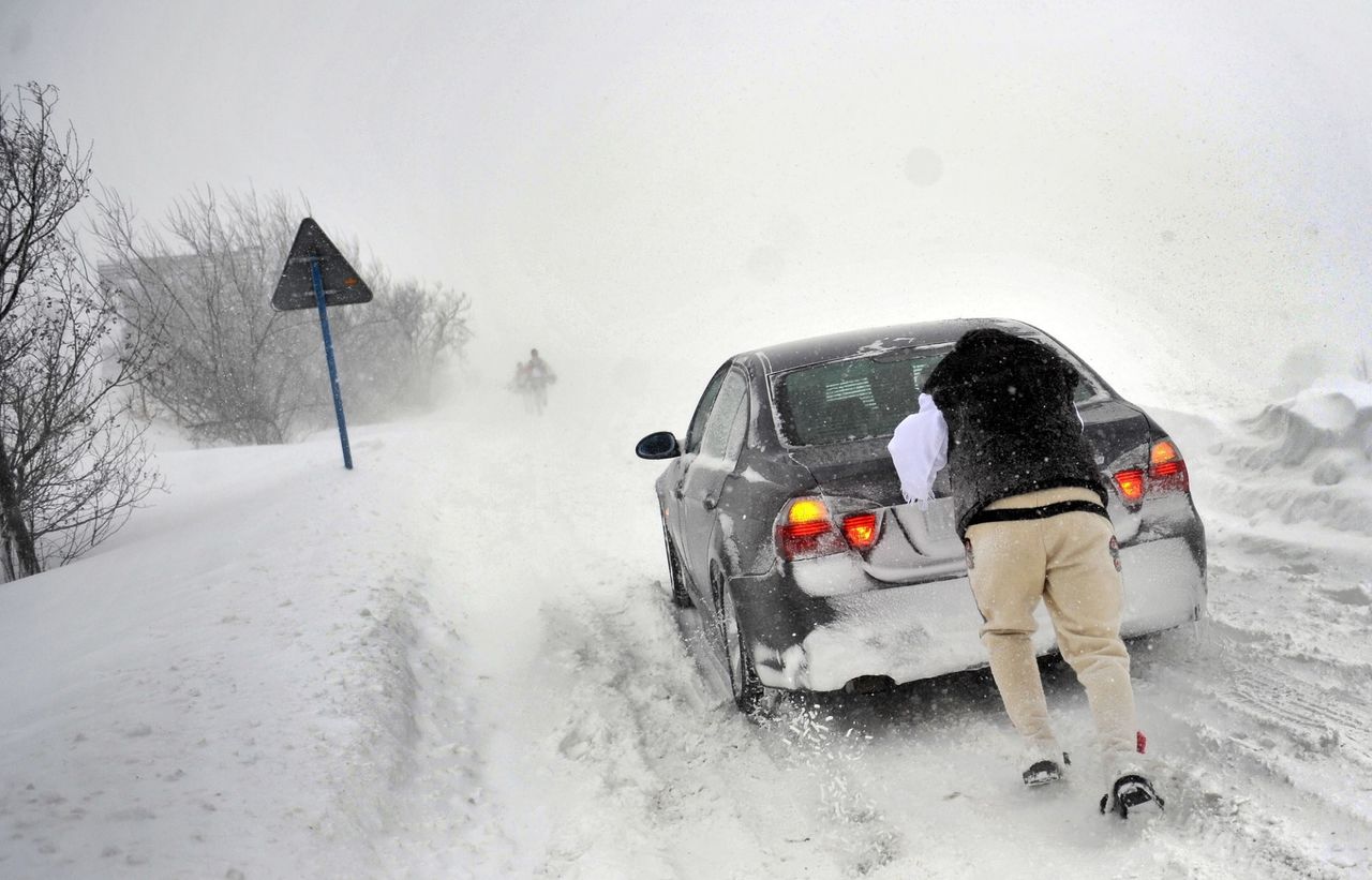 Zakopianka jest zimą szczególnym testem dla kierowców i ich samochodów (fot. Adrian Gladecki/East News)