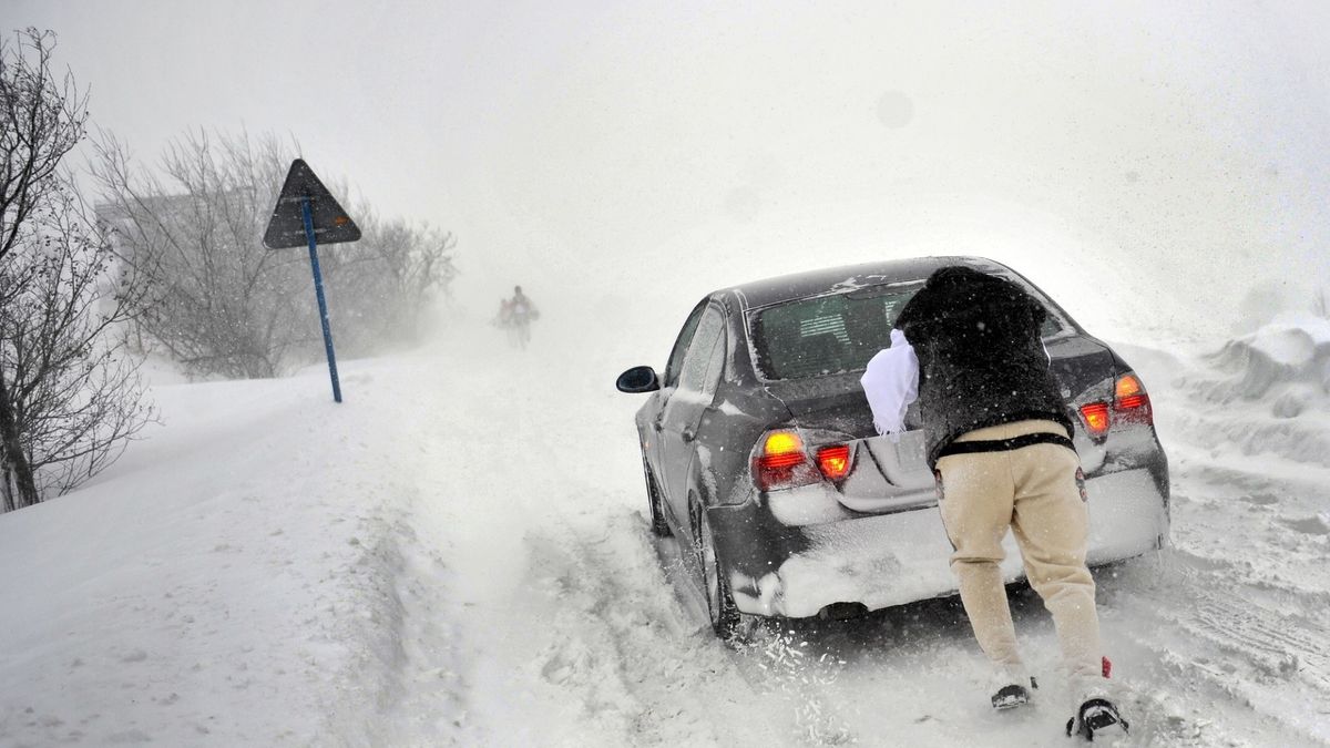 Zakopianka jest zimą szczególnym testem dla kierowców i ich samochodów (fot. Adrian Gladecki/East News)