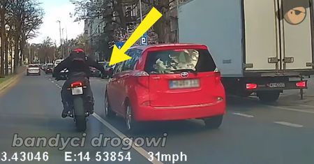 Atak wściekłego motocyklisty. Nie ujdzie mu to na sucho