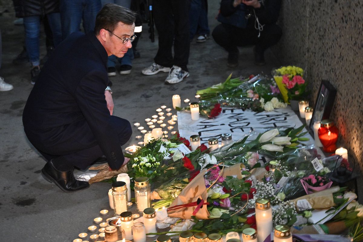 W czwartek na miejscu zdarzenia pamięć zabitego mężczyzny  uczcił premier Szwecji Ulf Kristersson