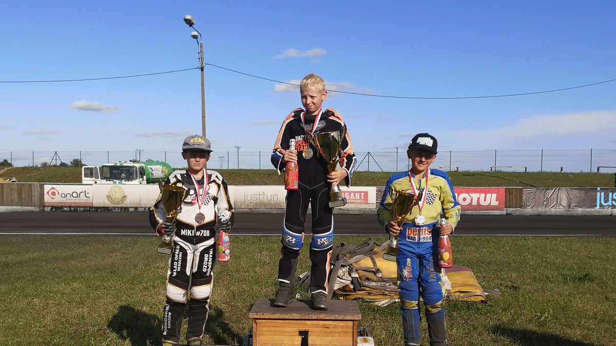 Podium II edycji JUST FUN Cup: (od lewej) Denis Andrzejczak, Bartosz Lewandowski, Mikołaj Krok