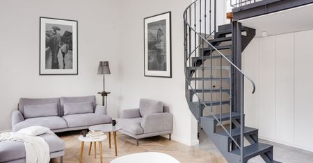 Udomowiony loft z historią w tle. Dwupoziomowe mieszkanie w historycznej części Warszawy