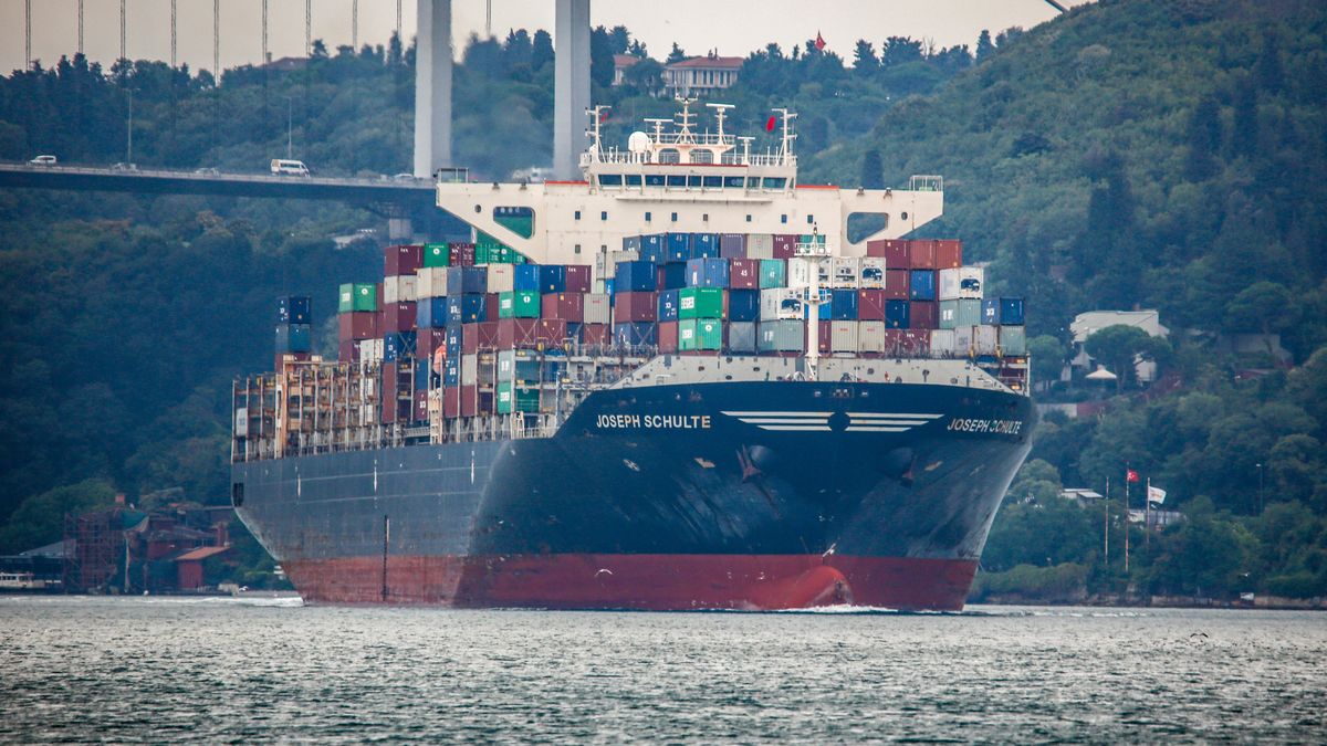 Kontenerowiec cargo opuszczający port w Odessie 18 sierpnia 2023