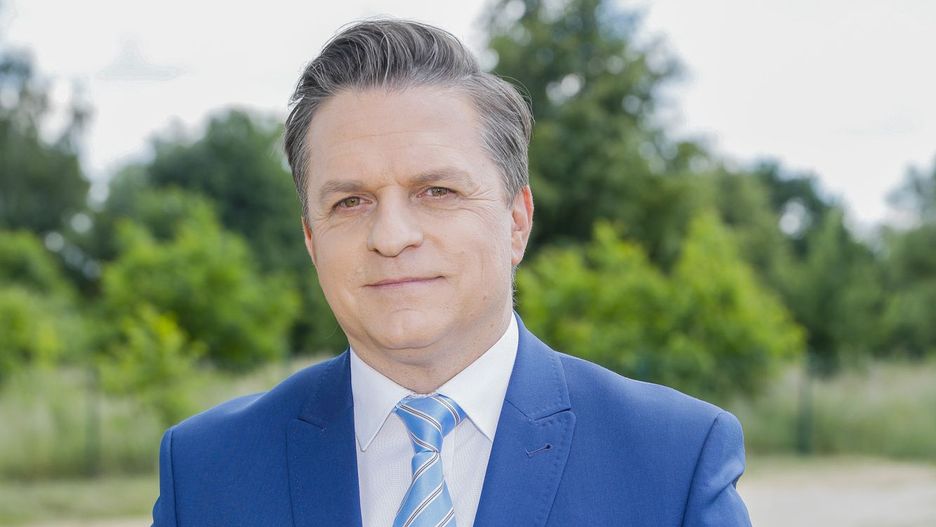 czerwiec 2022, krawat w paski, sesja, Bogdan Rymanowski