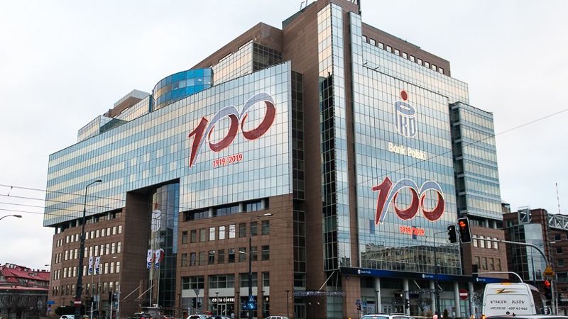 W siedzibie PKO BP zaszczepiono ponad 400 osób - szczepienia teoretycznie odbyły się w... mazurskich wsiach.