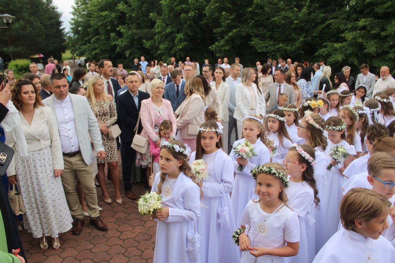 Uroczystość Pierwszej Komunii Świętej w parafii pw. Miłosierdzia Bożego i Matki Bożej Ostrobramskiej na osiedlu Binków w Bełchatowie