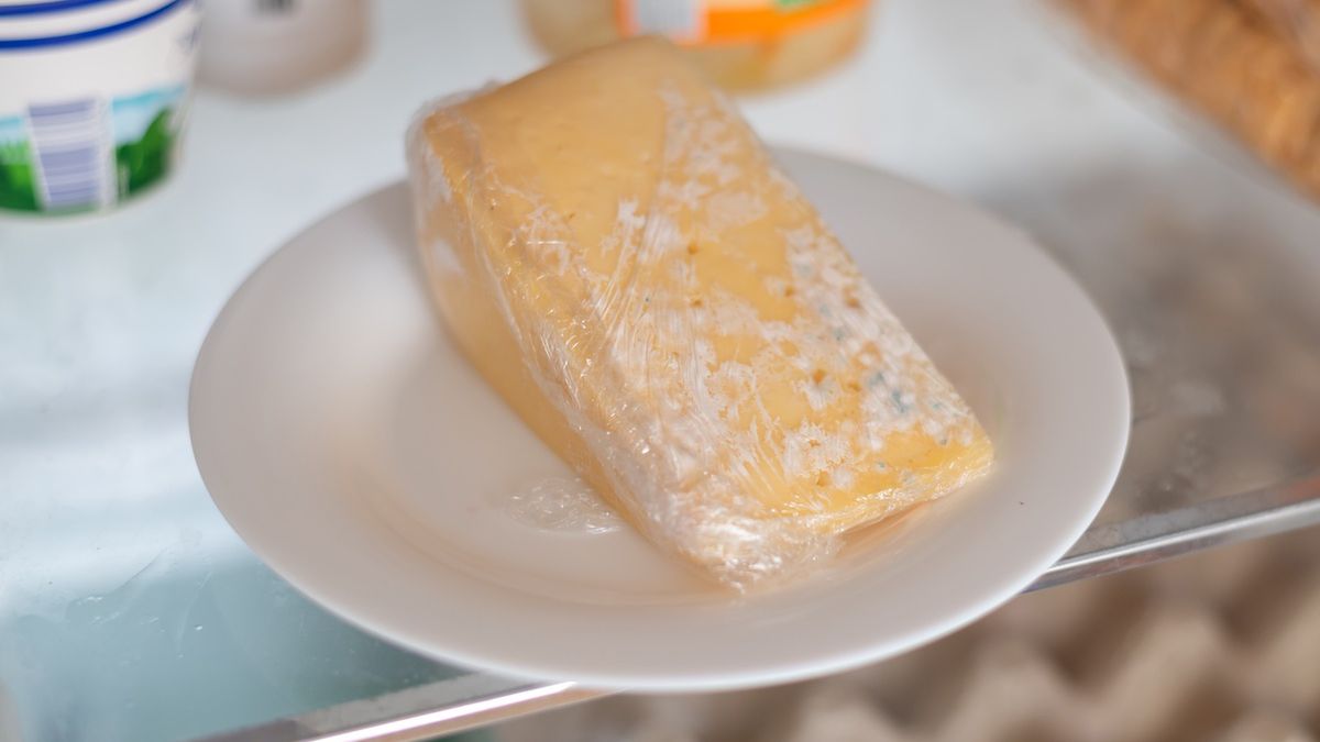 Zepsuty ser w lodówce.