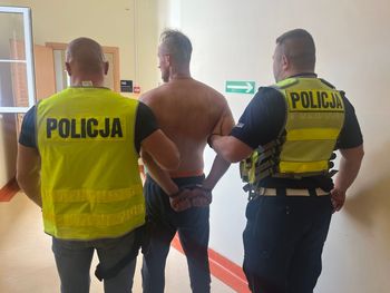 Pościg za poszukiwanym 27-latkiem. Porzucił samochód z dziewczyną
