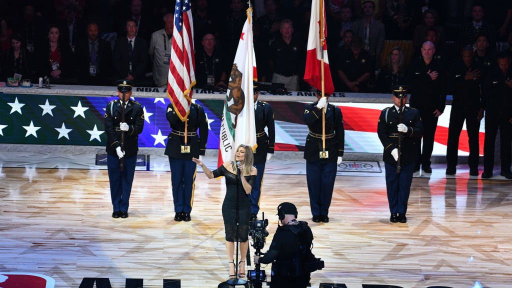 Fergie wykonuje hymn USA przed Meczem Gwiazd NBA