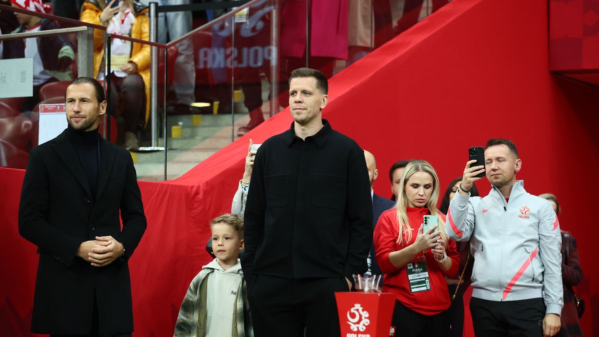Warszawa, 12.10.2024. Byli piłkarze reprezentacji Polski Wojciech Szczęsny (C) i Grzegorz Krychowiak (L) podczas oficjalnego pożegnania się z kadrą, które odbyło się 12 bm. przed meczem grupy A1 Ligi Narodów pomiędzy Polską i Portugalią, na PGE Narodowym w Warszawie. (mk) PAP/Leszek Szymański