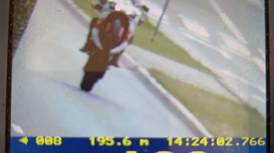 Motocyklista pędził przez miasto z prędkością 138 km/h