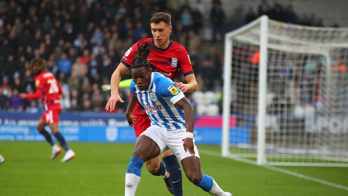 Getty Images / Ashley Allen / Na zdjęciu: Krystian Bielik (w czerwonej koszulce) w walce o piłkę z Josephem Hungbo.
