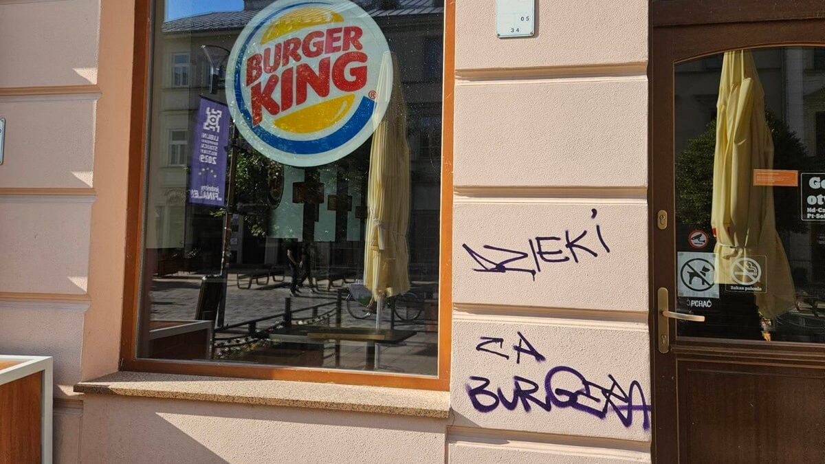 Napis „Dzięki za burgera” na elewacji restauracji Burger King przy deptaku