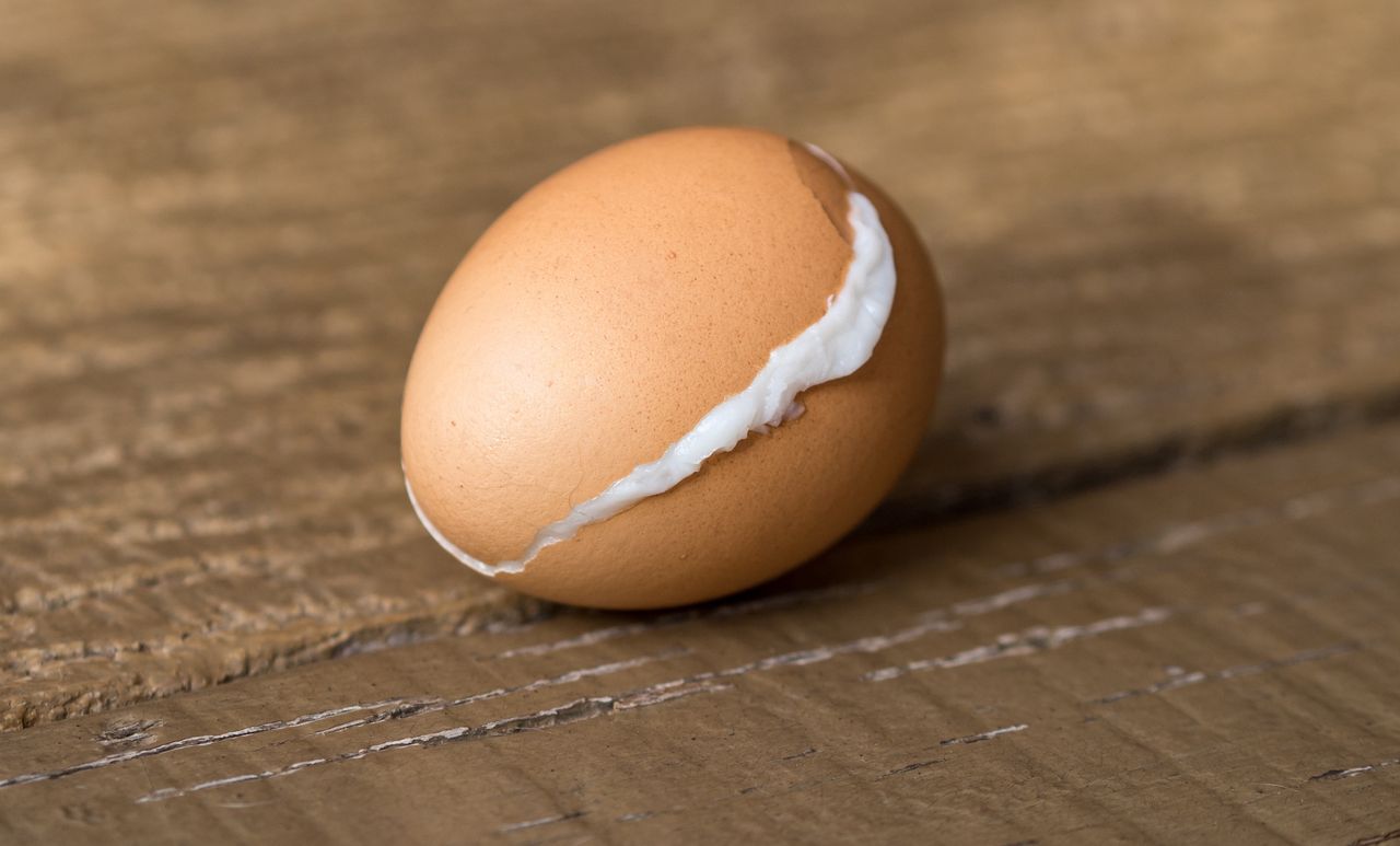 Cracking eggs is a nightmare for housewives and homeowners.