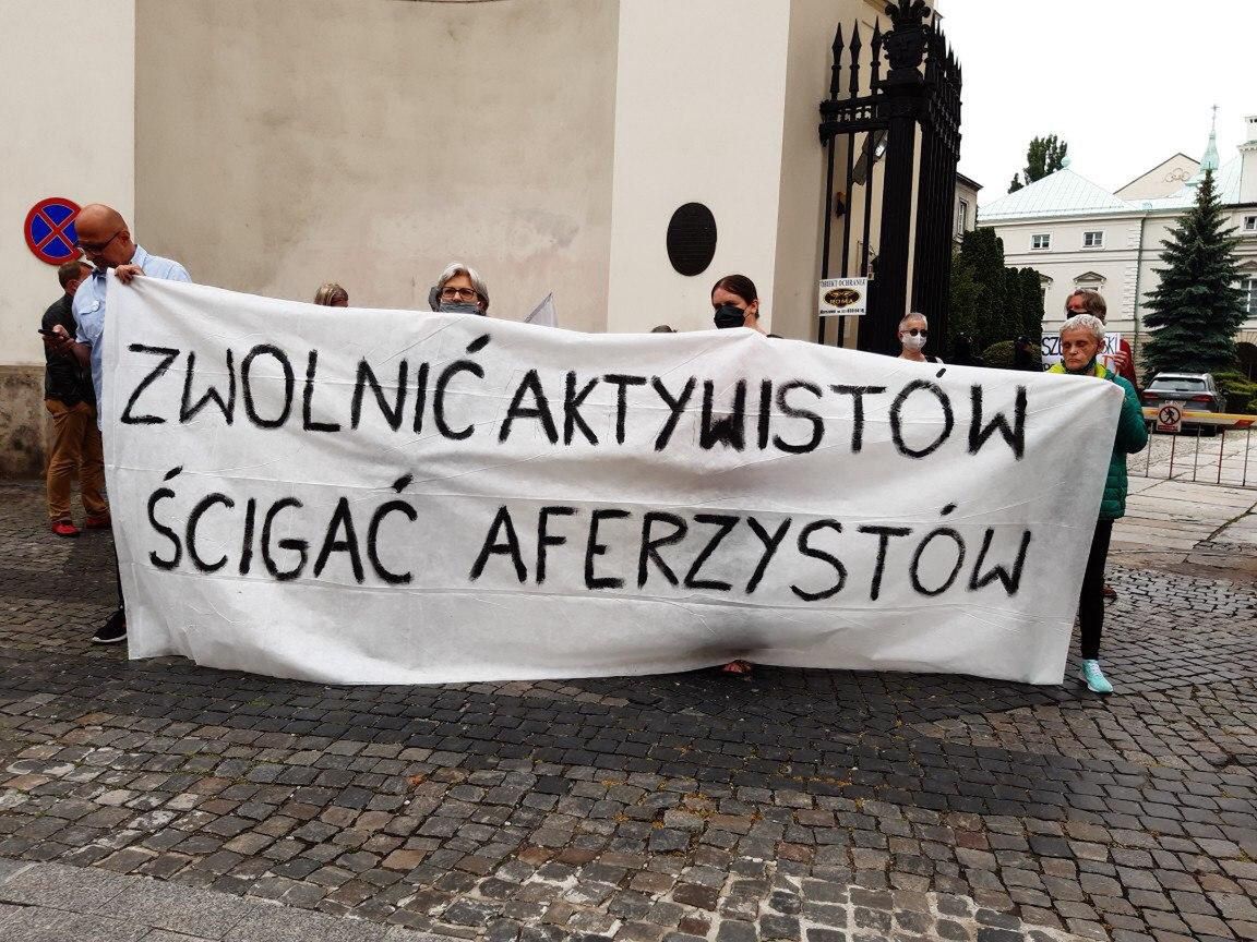 Warszawa. Plakaty z Szumowskim. Oświadczenie i protest w sprawie zatrzymania aktywistów