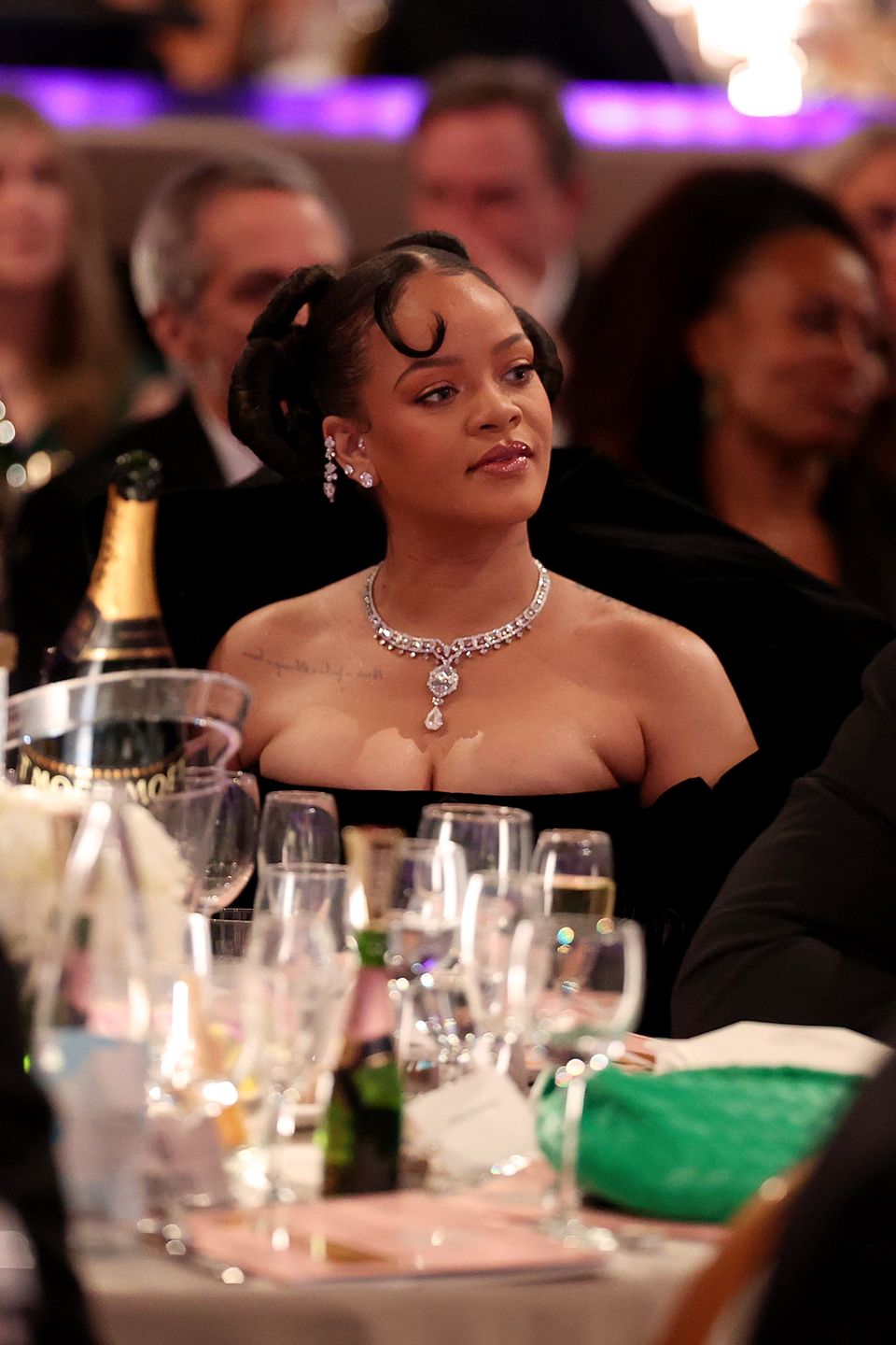 Złote Globy 2023. Lśniąca jak diamenty Rihanna i ASAP Rocky posyłają uśmiechy w czarnych stylizacjach
