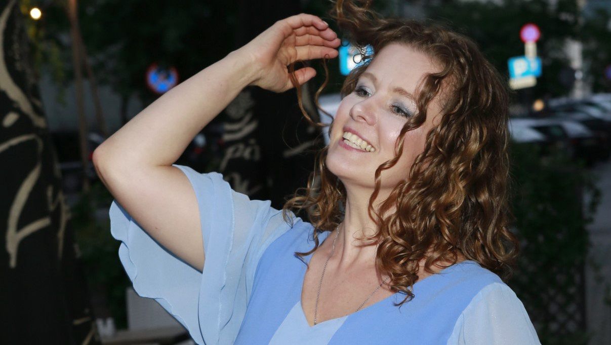Anna Powierza boso na drabinie. Wyjątkowa sesja na wsi