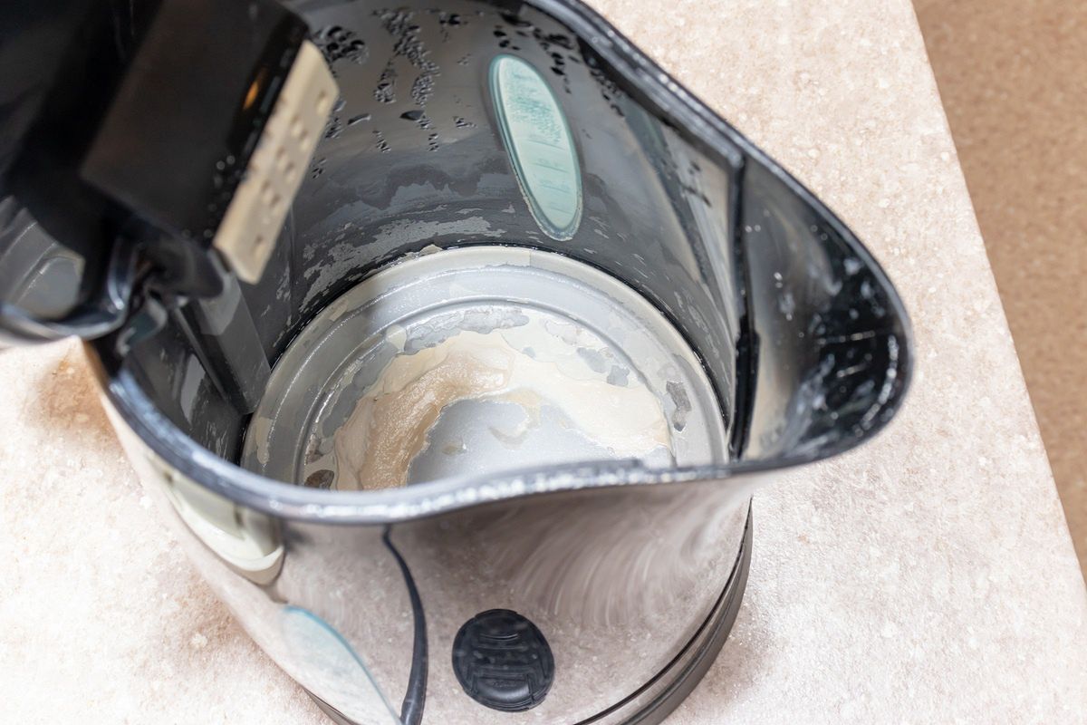 Czajnik pełen osadu? Ten domowy trik działa lepiej niż ocet