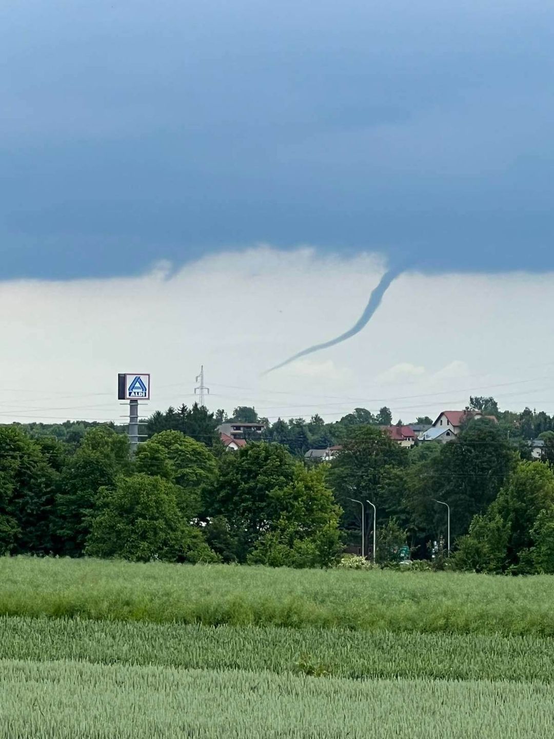 Zalążek trąby powietrznej widziany koło Lublina