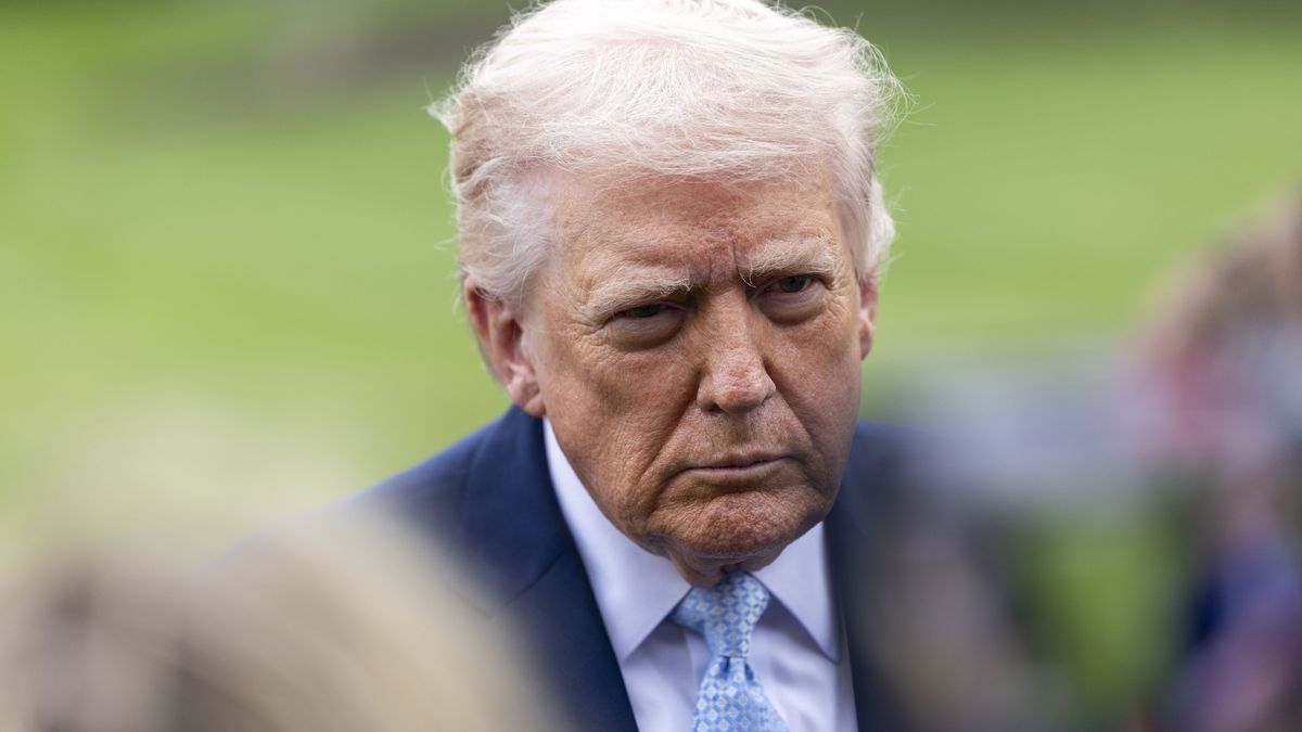 US President Trump departs the White House to spend the weekend at Mar-a-Lago
epa12837379 US President Donald J. Trump responds to a question from the news media as he walks to board Marine One on the South Lawn of the White House in Washington, DC, USA, 20 March 2026.  EPA/SHAWN THEW / POOL 
Dostawca: PAP/EPA.
SHAWN THEW / POOL
trump, white house