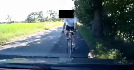 Rowerzysta jechał wprost na samochód. "Jakbym nie wyhamował, to byś mnie zabił"