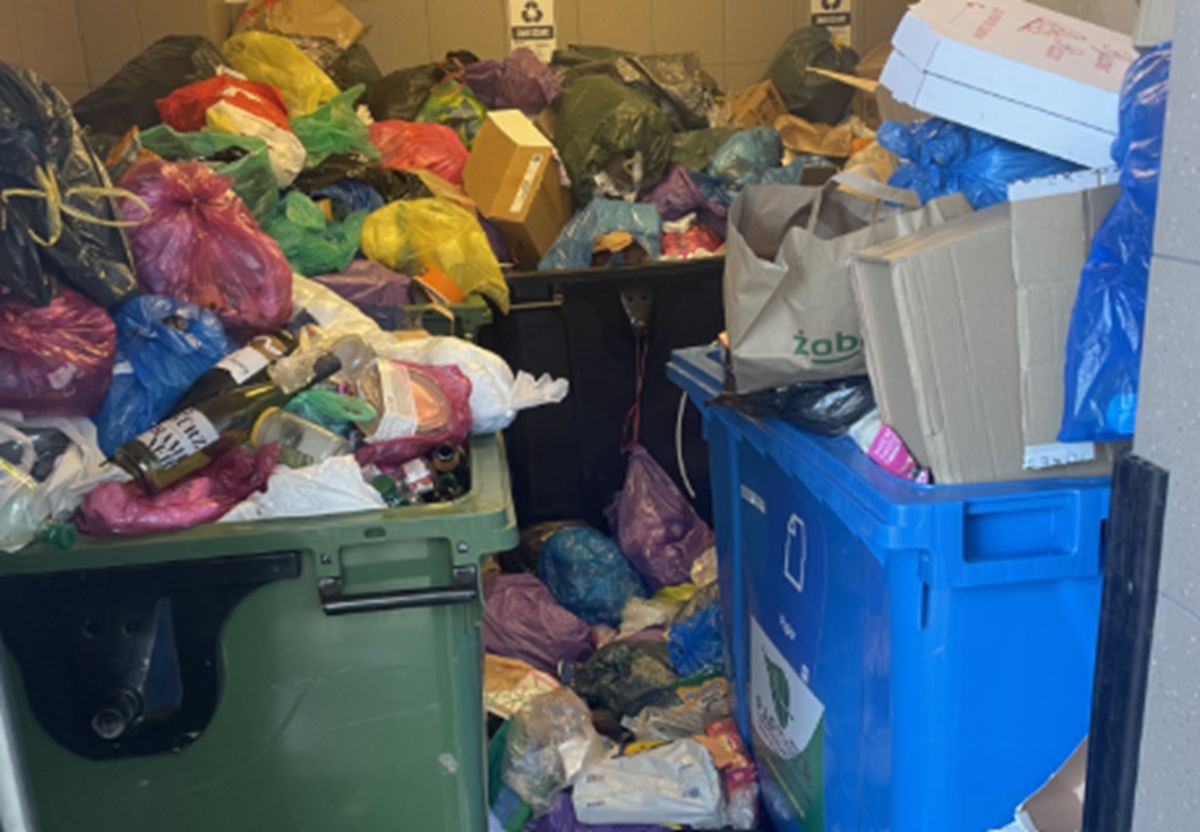 Warszawa tonie w śmieciach. "Mamy dość tego syfu"