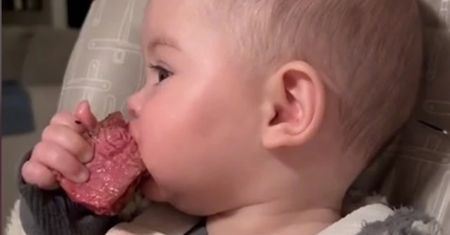 Nakarmiła niemowlę krwistym stekiem. Internauci nie kryją oburzenia