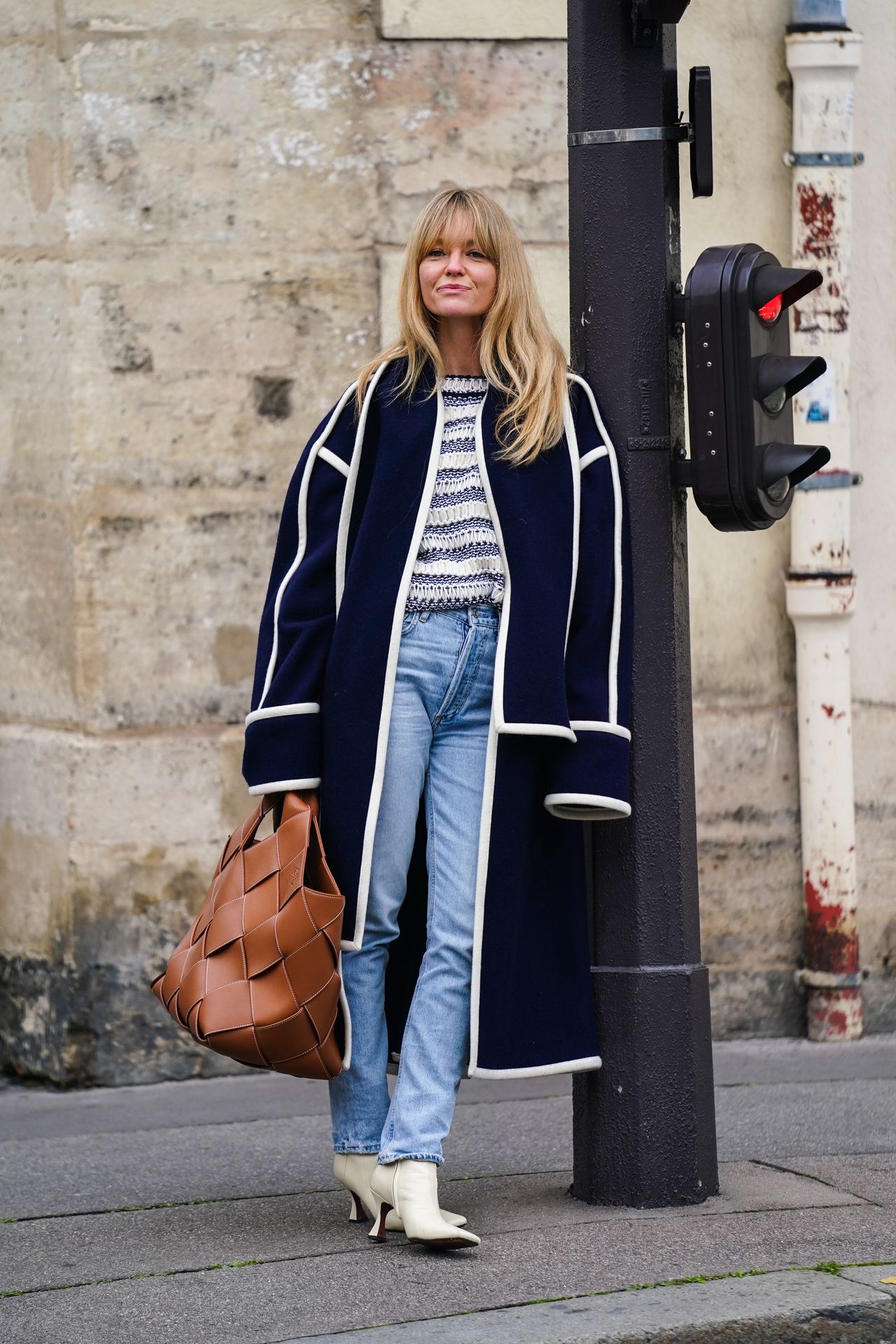 W zimowych stylizacjach Jeanette Friis Madsen legginsy często wspierają spodnie
