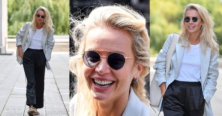 Radosna Agnieszka Woźniak-Starak w eleganckiej stylizacji rozsyła uśmiechy fotografom przed studiem radiowym (ZDJĘCIA)