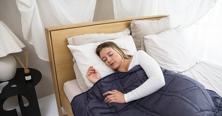 Jesz te produkty na kolację? Nic dziwnego, że nie możesz zasnąć i wstajesz rozdrażniony