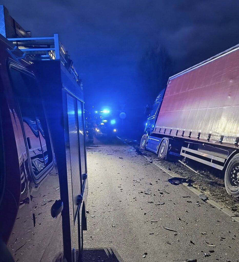 Czołowe zderzenie ciężarówki z osobówką. Jedna osoba zginęła