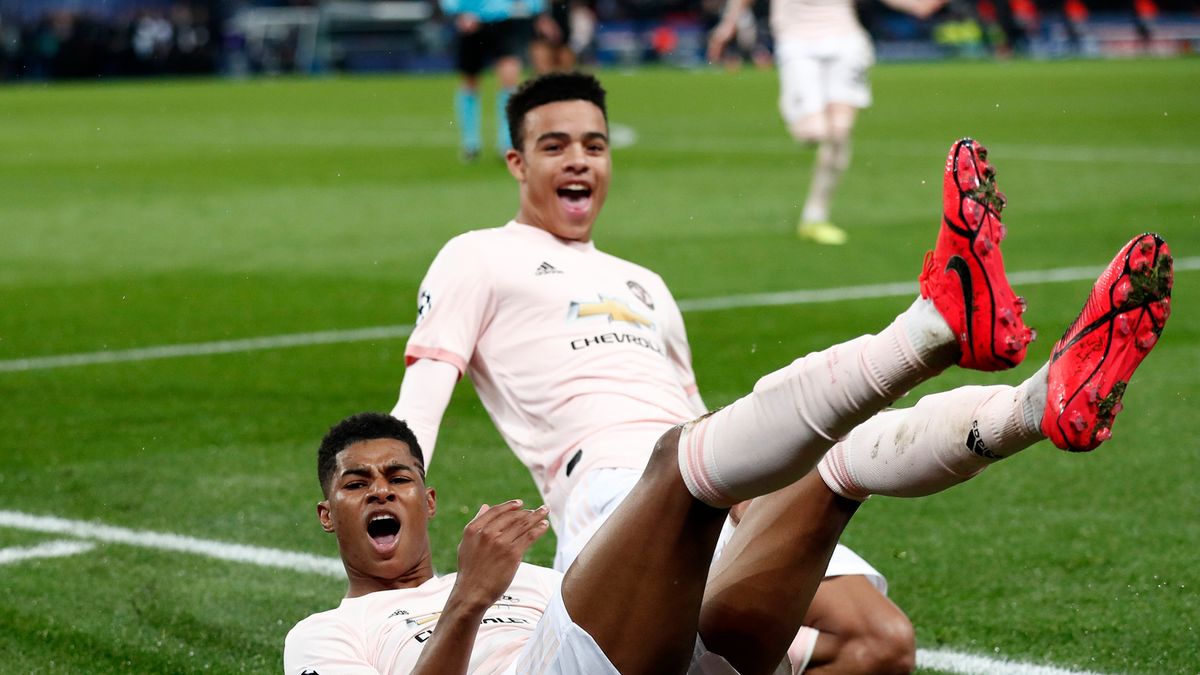 Na zdjęciu piłkarze Manchesteru United cieszą się z bramki na 3:1, która dała im awans do ćwierćfinału Ligi Mistrzów