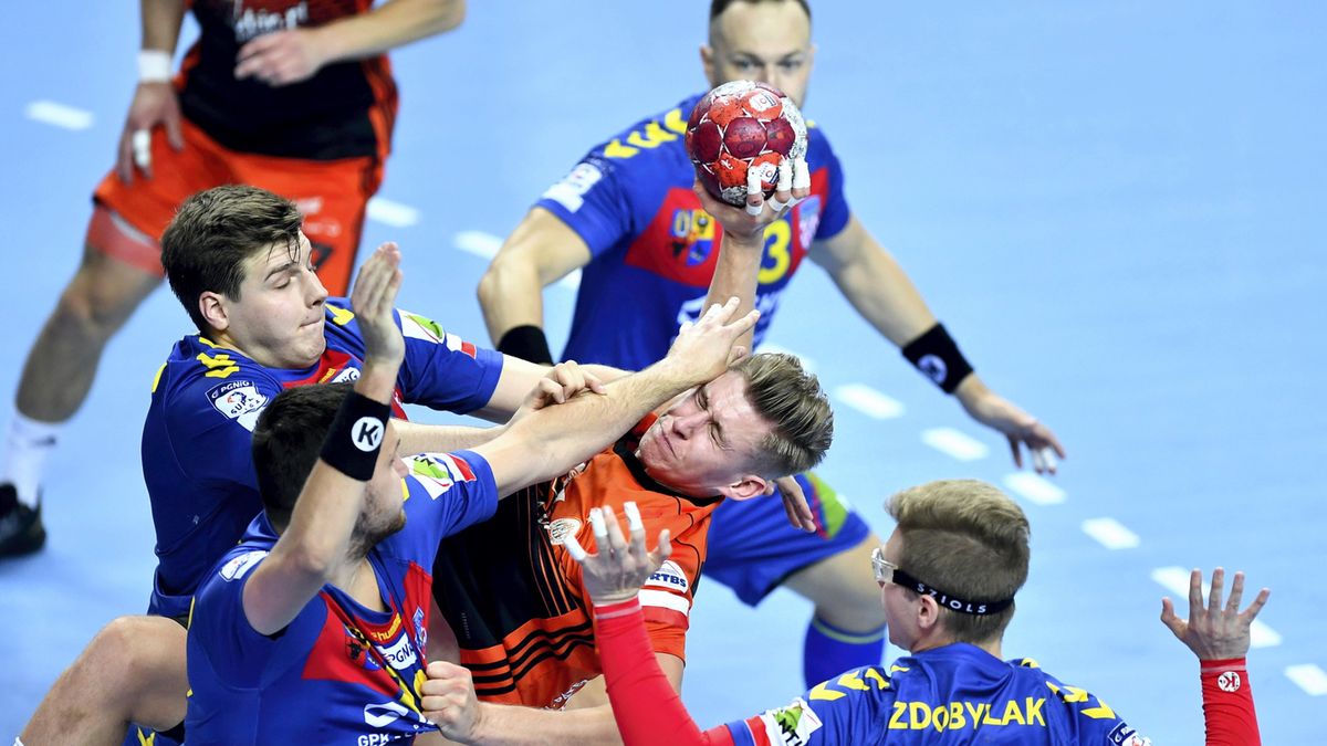 PAP / Maciej Kulczyński / Na zdjęciu: zawodnik Zagłębia Lubin Mikołaj Kupiec (C) oraz Maciej Marszałek (L-góra), Damian Krzysztofik (L-dół), Krzysztof Tylutki (2P) i Marcel Zdobylak (P) z drużyny Chrobry Głogów