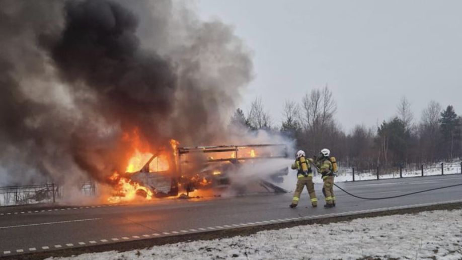 Strażacy próbowali ugasić busa, który nagle