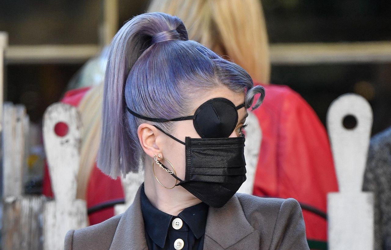 Kelly Osbourne z opaską na oku. Uszkodziła gałkę oczną podczas robienia makijażu