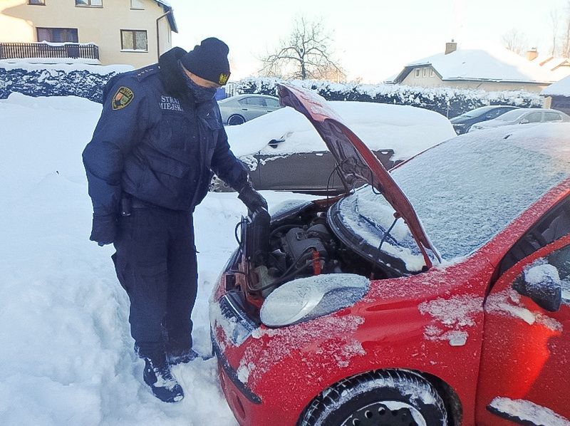 Bielsko-Biała. Strażnicy bezpłatnie przyjadą i pomogą uruchomić samochód.