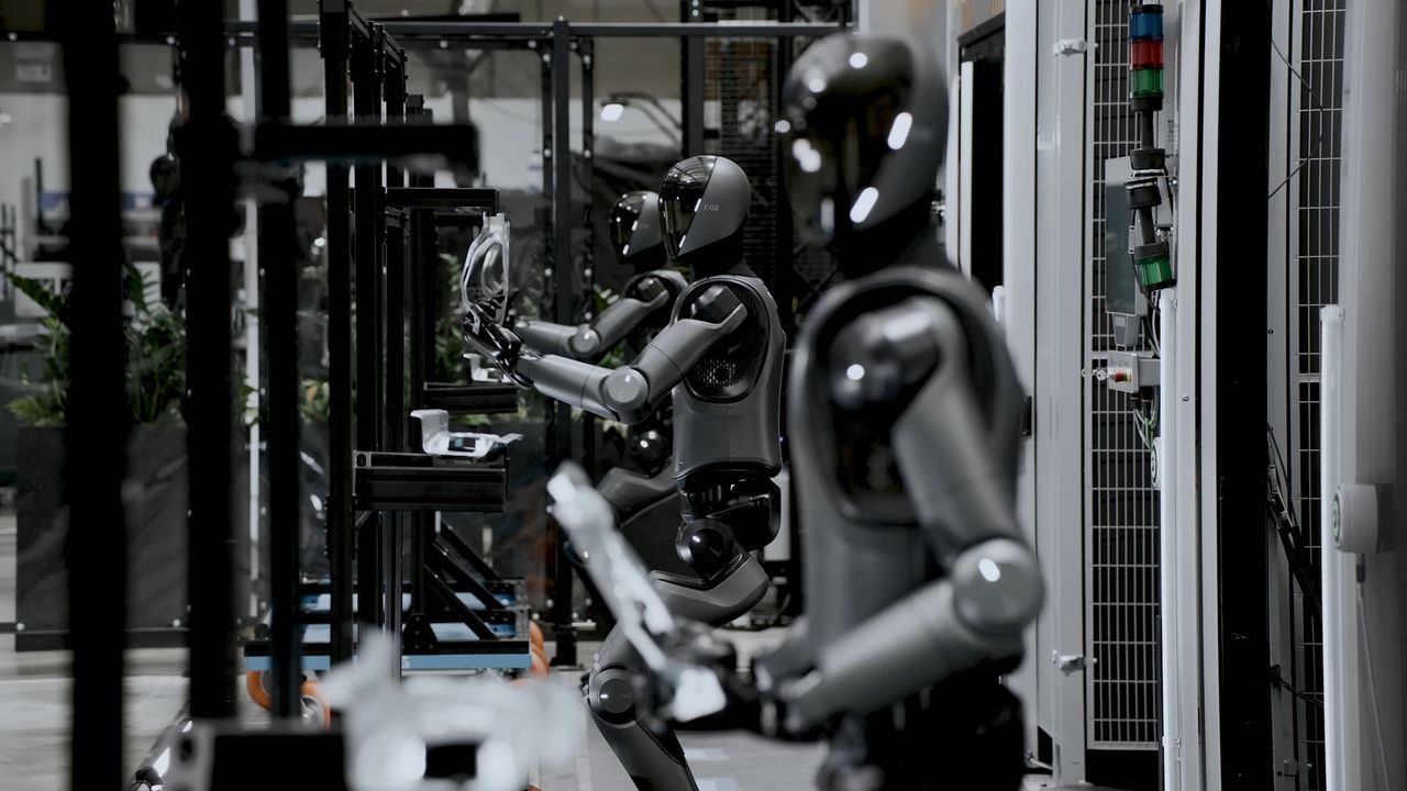 Humanoid robots in the BMW factory