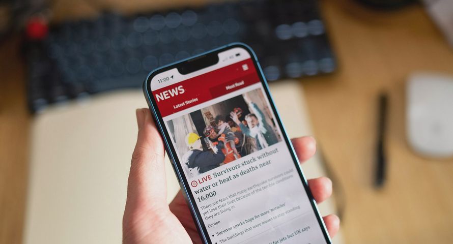 Młodsi z sociali, silversi z telewizji. Skąd czerpiemy informacje?