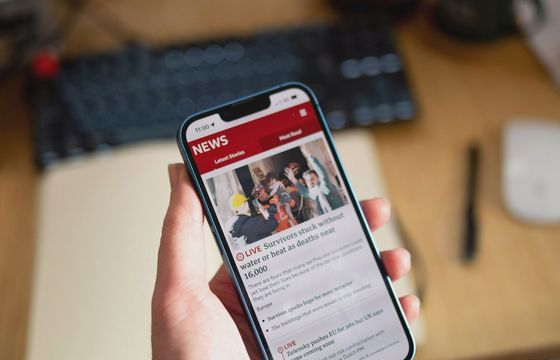 Młodsi z sociali, silversi z telewizji. Skąd czerpiemy informacje?