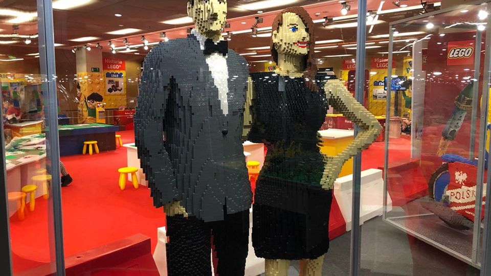 Figury Anny i Roberta Lewandowskich z klocków Lego