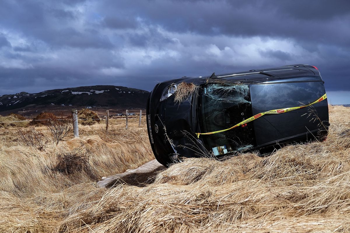 Rozbite auto przy drodze niedaleko Reykjavíku